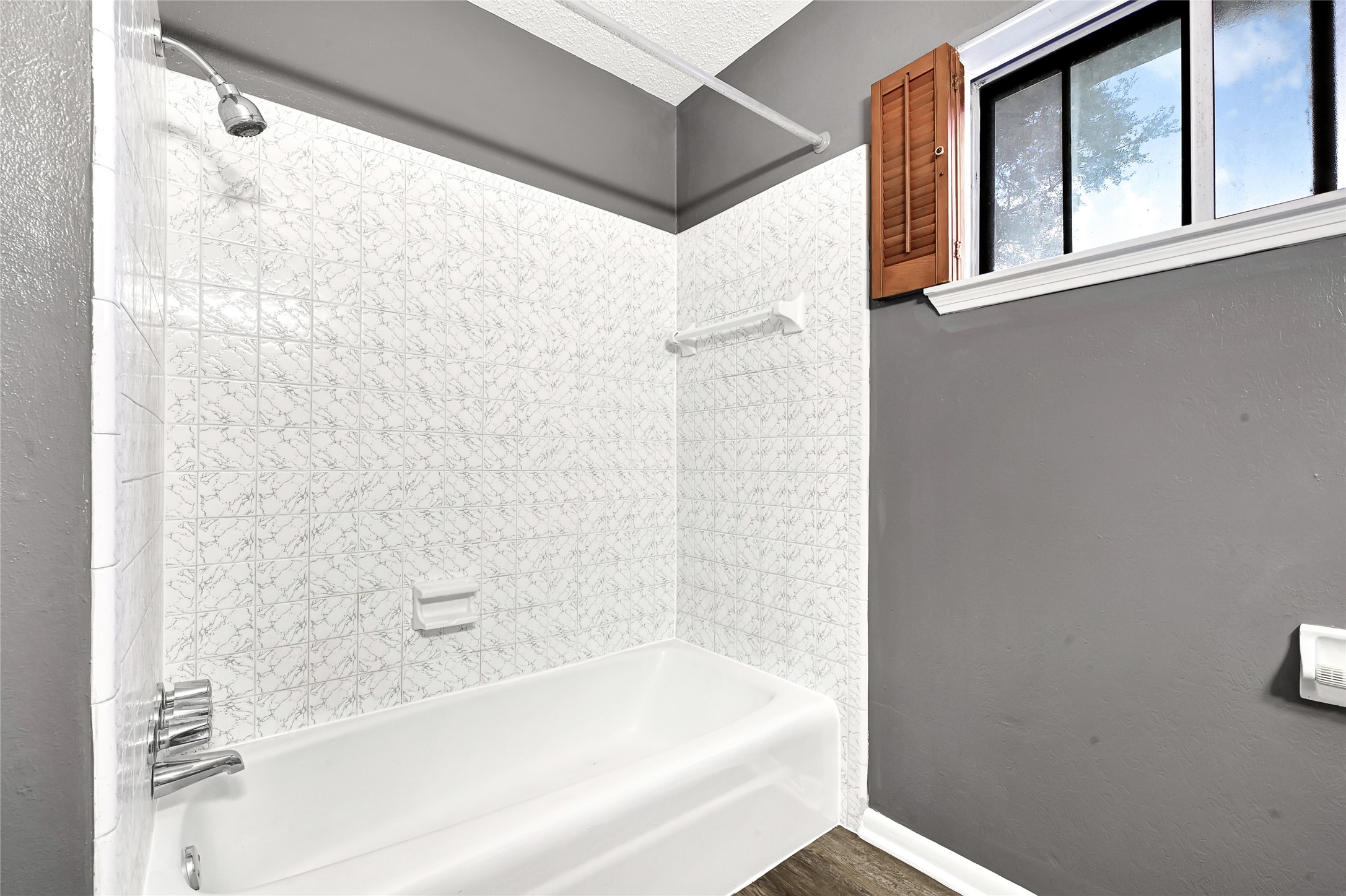 1712 Redwood Circle Alvin, TX 77511 - Photo 20 of 23 a bathroom with a bathtub and a shower