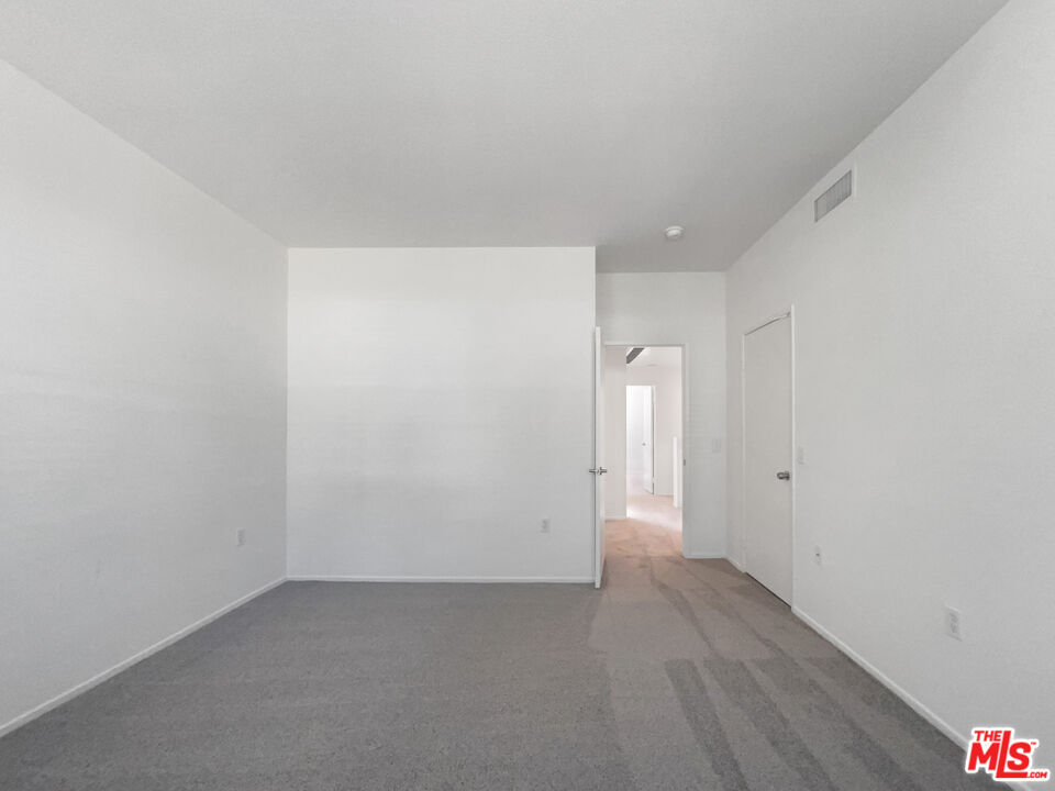 20000 Plum Canyon Road, Unit 1815 Santa Clarita, CA 91350 - Photo 20 of 21 a view of an empty room