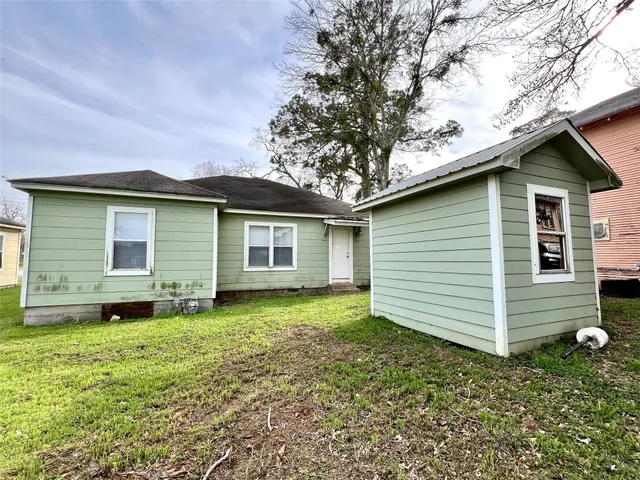 a view of a house with a yard