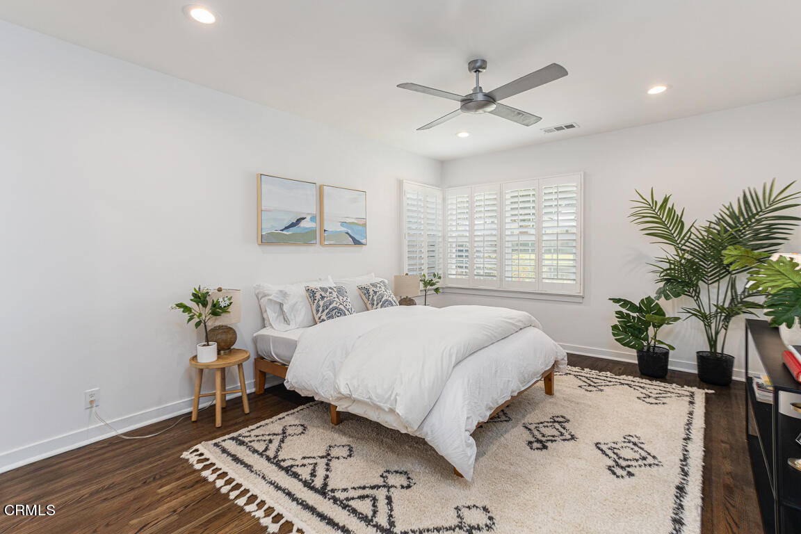 419 Cambridge Drive Burbank, CA 91504 - Photo 21 of 38 a bedroom with a large bed and a potted plant