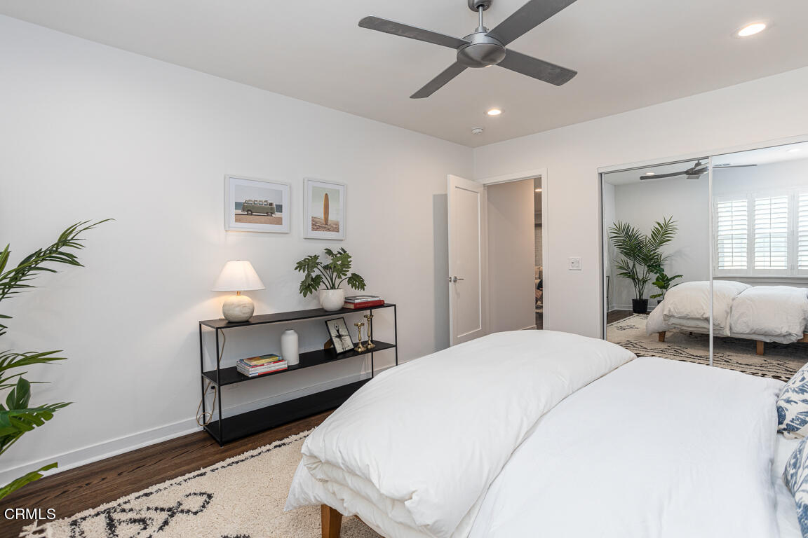 419 Cambridge Drive Burbank, CA 91504 - Photo 22 of 38 a bedroom with a bed and a potted plant