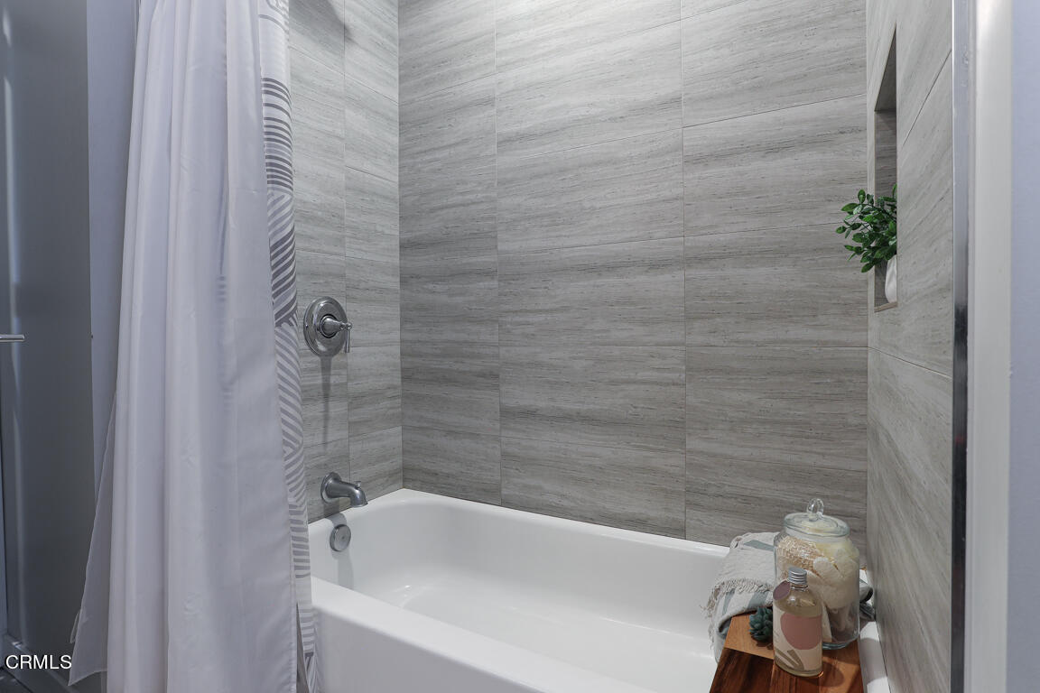 419 Cambridge Drive Burbank, CA 91504 - Photo 26 of 38 a bathroom with a tub