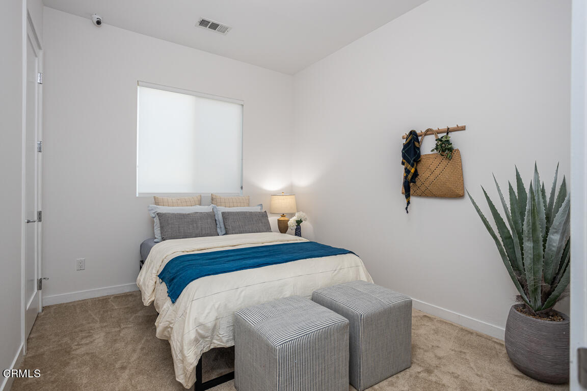 419 Cambridge Drive Burbank, CA 91504 - Photo 27 of 38 a bedroom with a bed and a potted plant