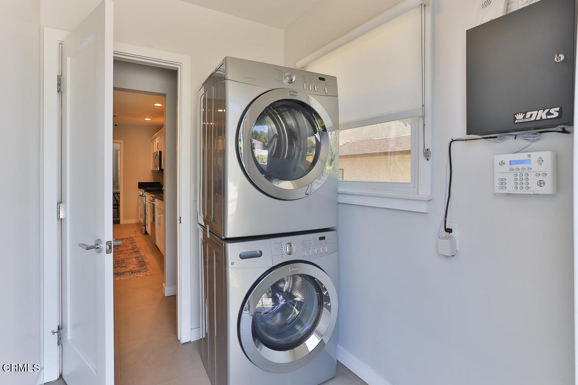 419 Cambridge Drive Burbank, CA 91504 - Photo 32 of 38 a utility room with dryer and washer