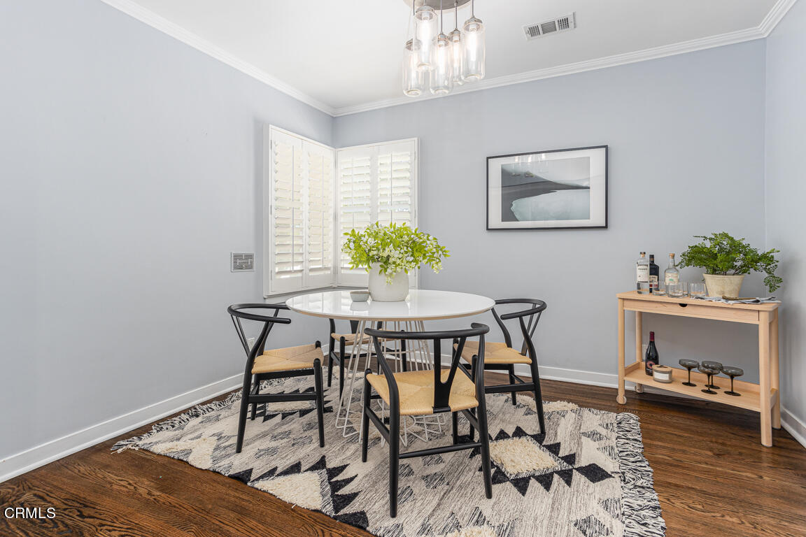 419 Cambridge Drive Burbank, CA 91504 - Photo 10 of 38 a room with furniture and a table