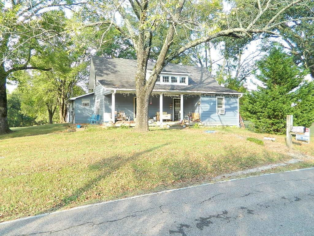 1180 Bennetts Road Huntingdon, TN 38344 - Photo 1 of 19 a front view of house with yard and trees around