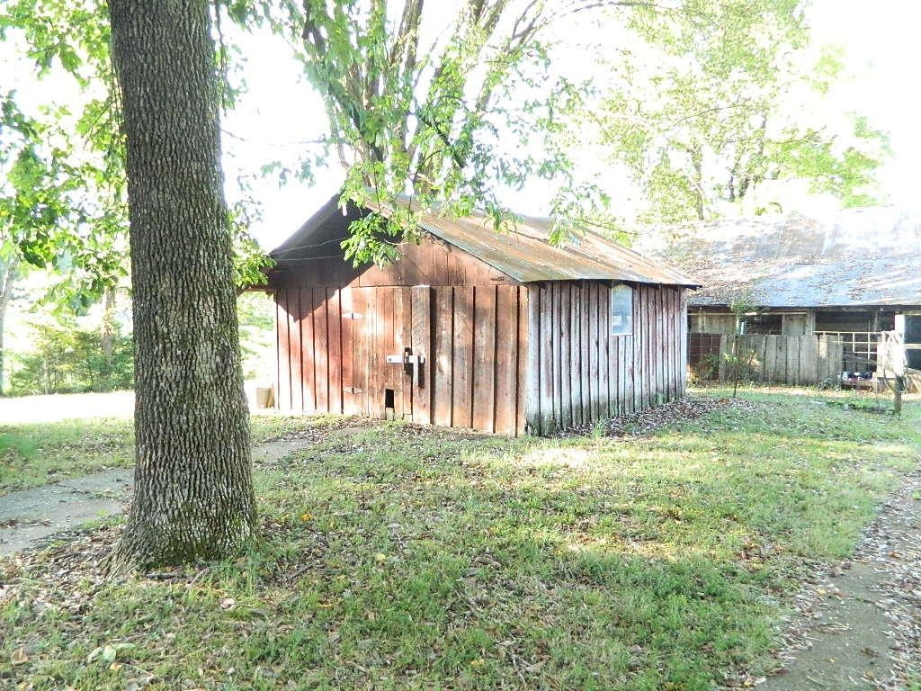 1180 Bennetts Road Huntingdon, TN 38344 - Photo 11 of 19 a front view of a house with a garden