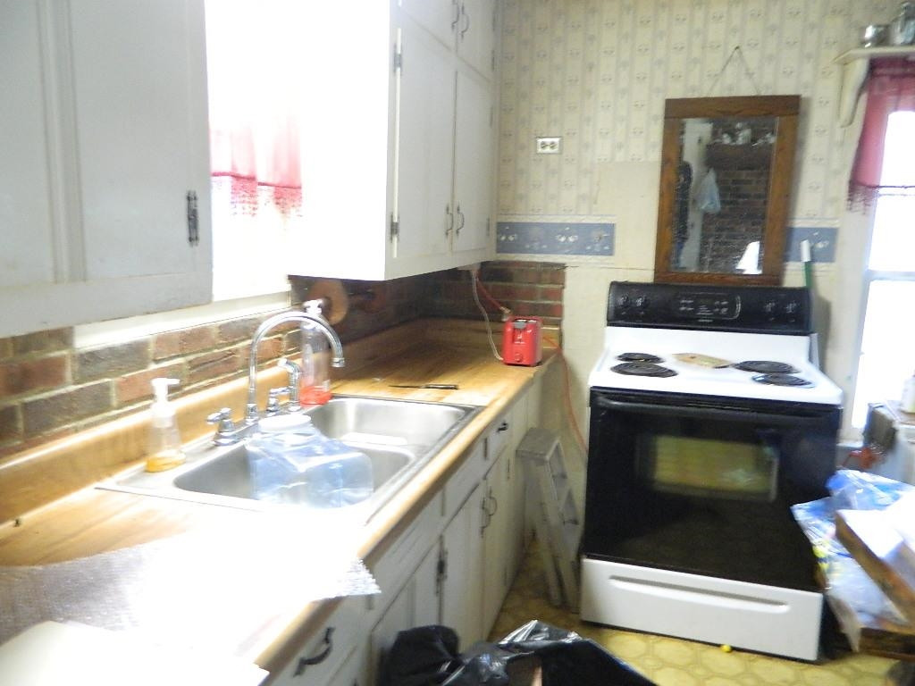 1180 Bennetts Road Huntingdon, TN 38344 - Photo 6 of 19 a kitchen with a stove and a sink