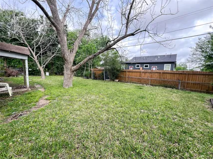 a view of a yard with an tree and a fence