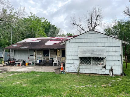 a view of a outdoor space with a patio and a garden