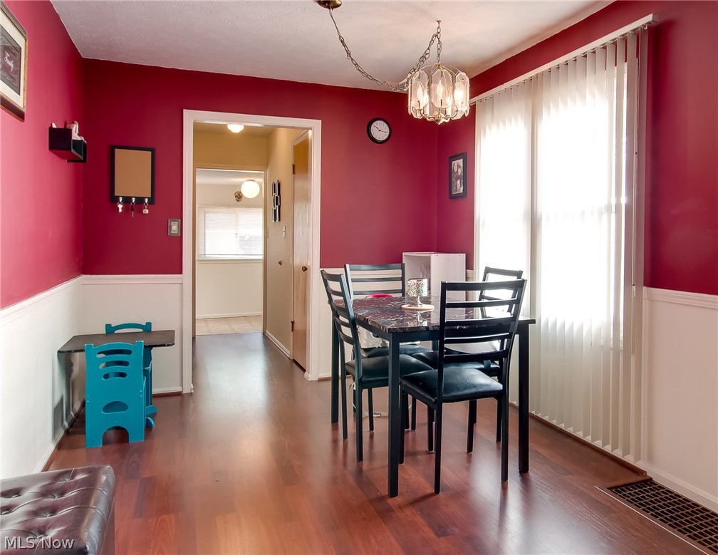 5384 Summit Road Lyndhurst, OH 44124 - Photo 4 of 30 Spacious dining room!