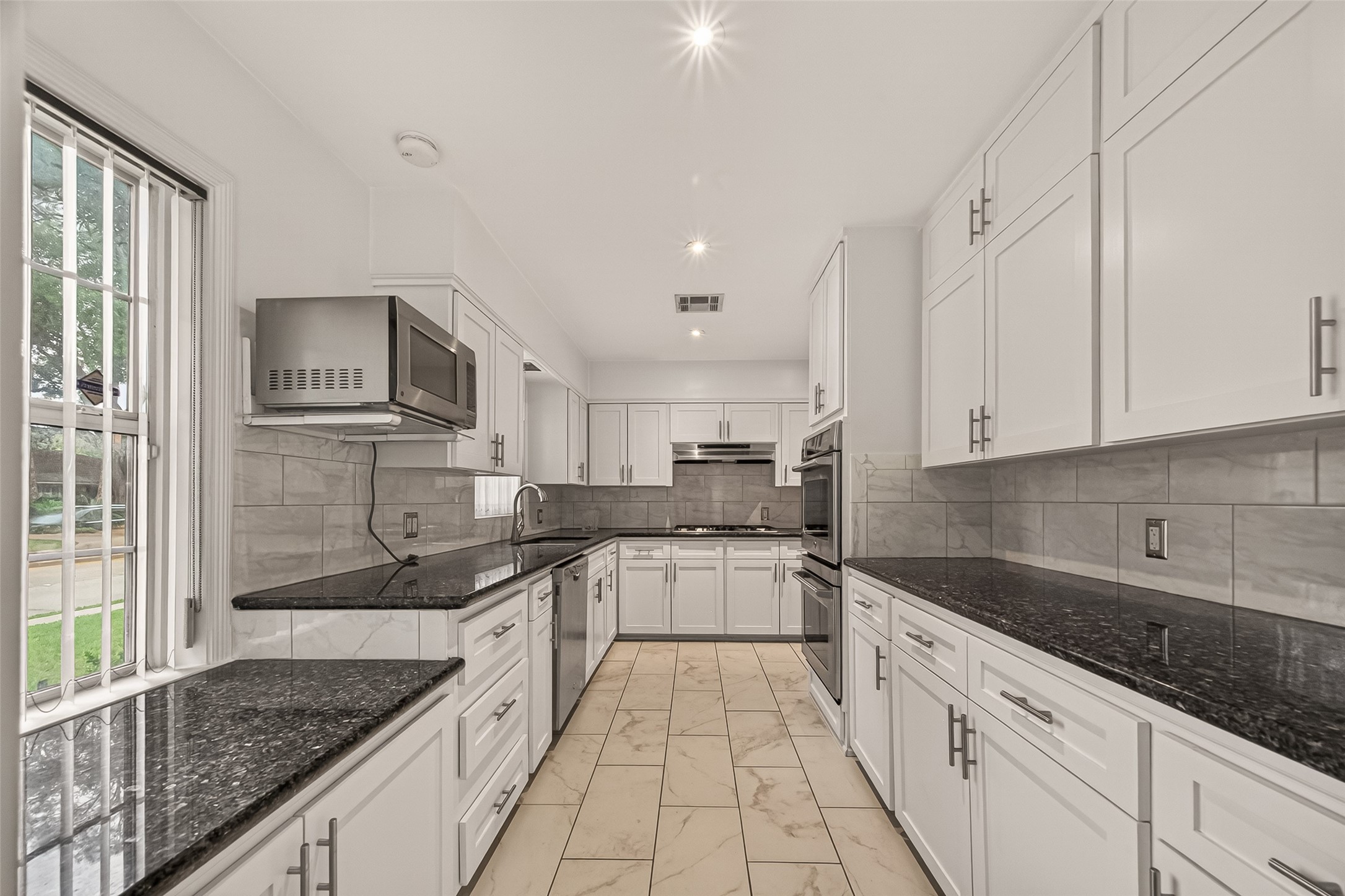 5666 Overbrook Lane Houston, TX 77056 - Photo 14 of 36
