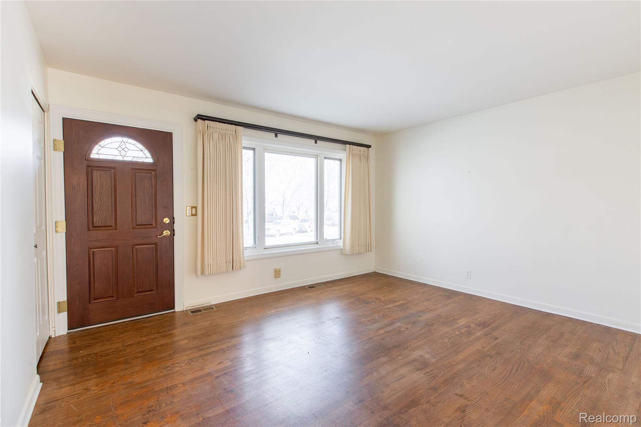 1258 Maple Drive Rochester, MI 48307 - Photo 4 of 27 1258 Maple Dr, Rochester, MI (4 of 28).jpg