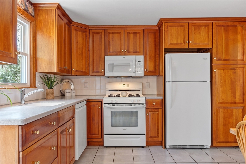 28 Mc Intosh Road Chelmsford, MA 01824 - Photo 3 of 38