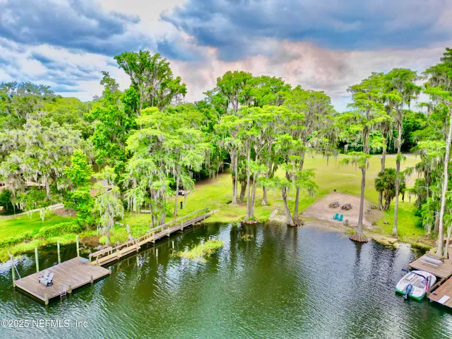 a view of a garden with lawn chairs