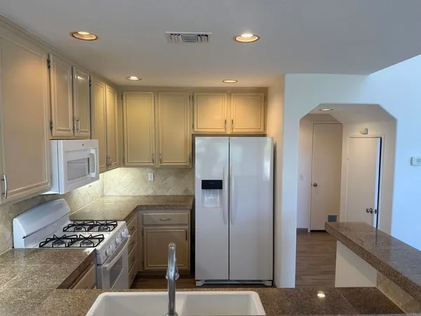 $3,900 | 4665 Los Alamos Way, Unit C, Oceanside, CA 92057