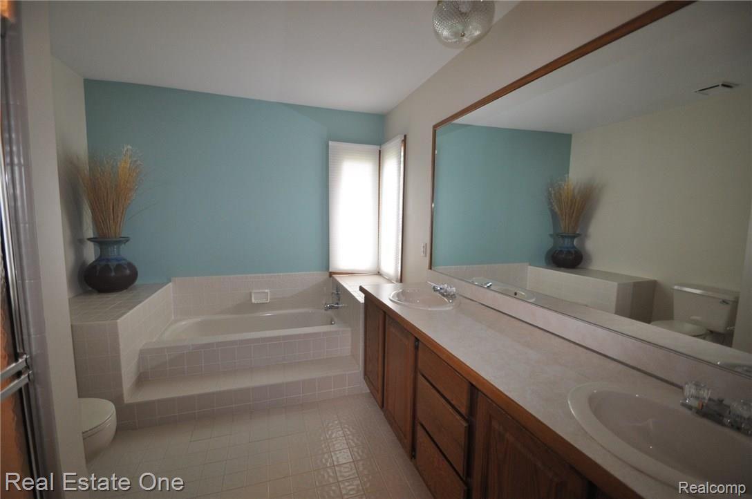 1163 Chaffer Drive Rochester, MI 48306 - Photo 13 of 30 11.JPG