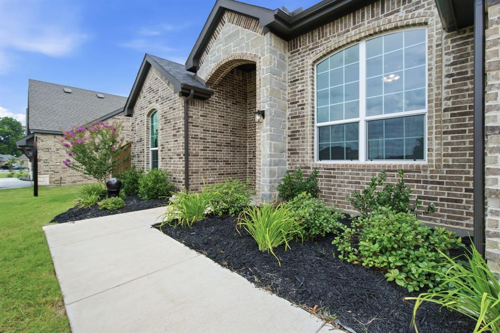 1128 Trinity Drive Springtown, TX 76082 - Photo 3 of 40