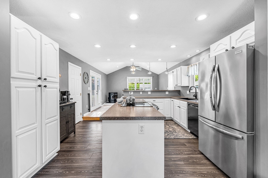 46 Rochford Circle Springfield, MA 01128 - Photo 13 of 29