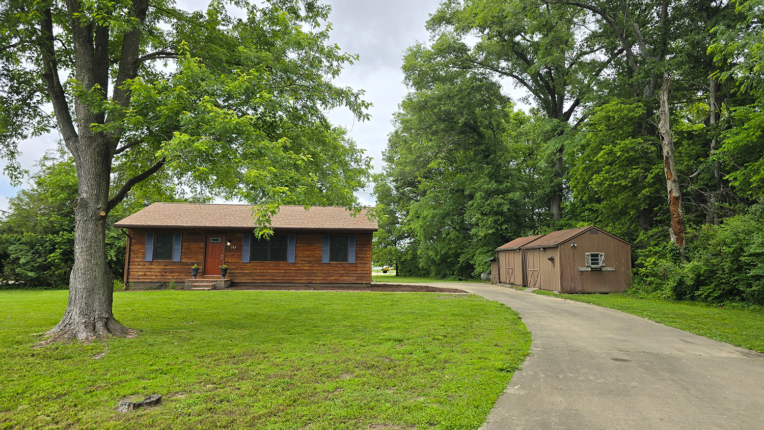 787 Walnut Hill Road Centralia, IL 62801 - Photo 42 of 42 a front view of a house with garden
