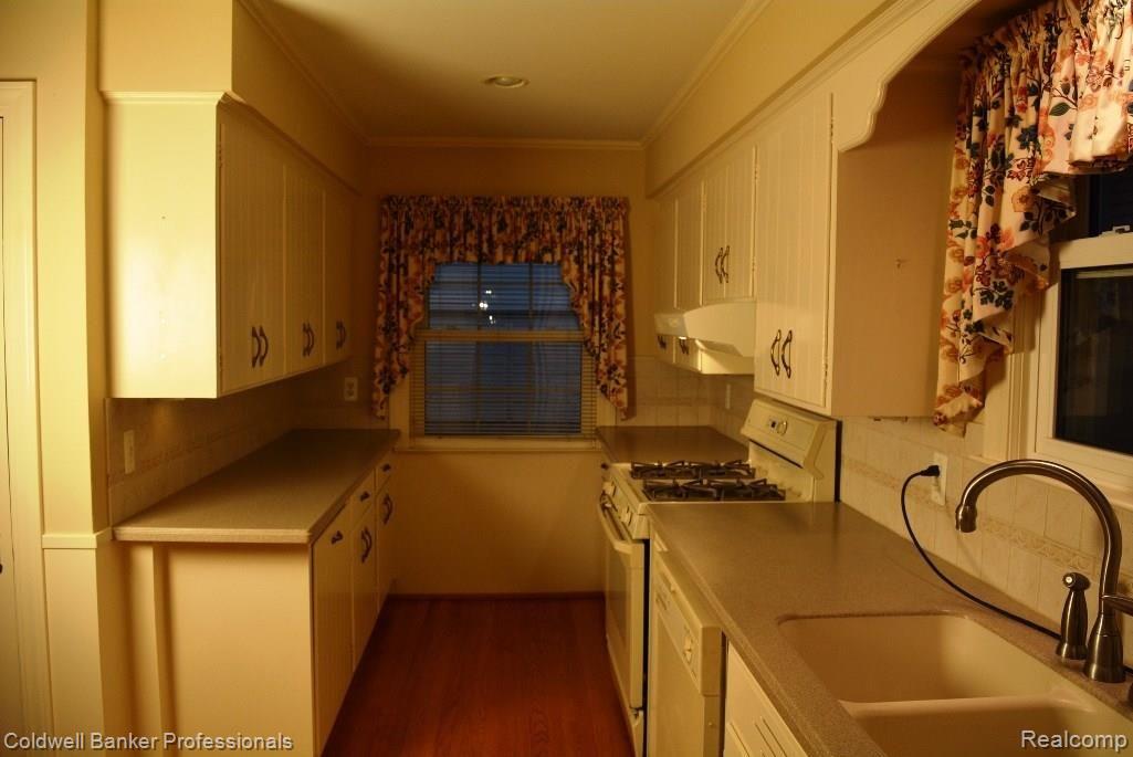 344 Fisher Road Grosse Pointe, MI 48230 - Photo 6 of 27 DSC_1927.JPG