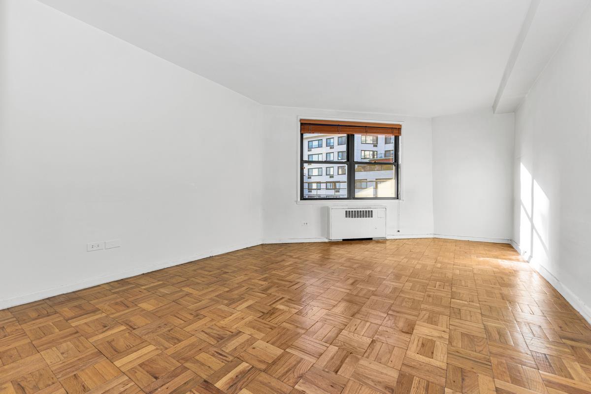 301 East 48th Street, Unit 17F Manhattan, NY 10017 - Photo 10 of 17