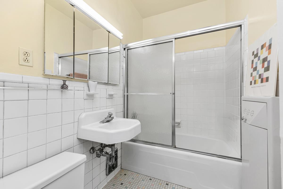 301 East 48th Street, Unit 17F Manhattan, NY 10017 - Photo 11 of 17