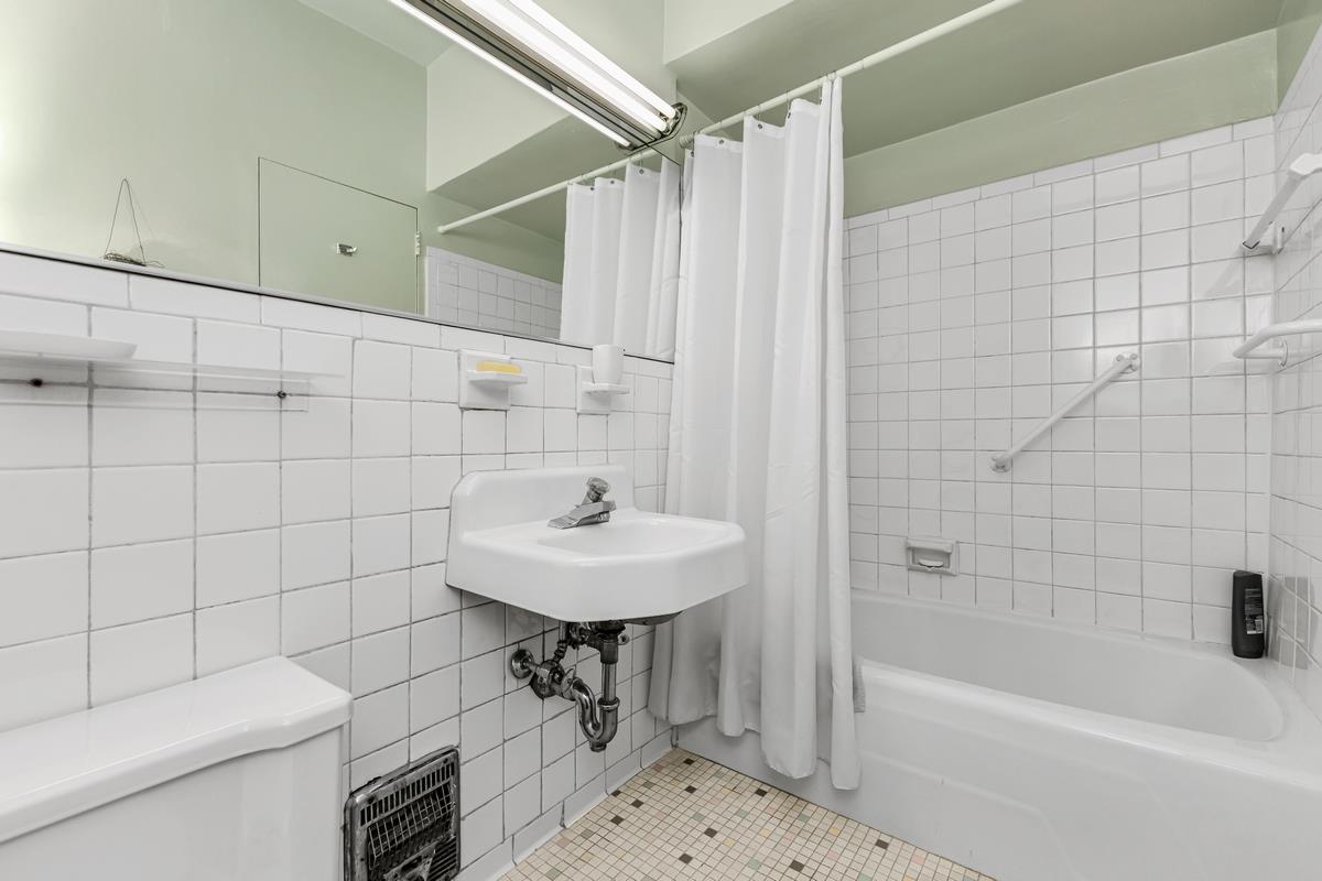 301 East 48th Street, Unit 17F Manhattan, NY 10017 - Photo 12 of 17