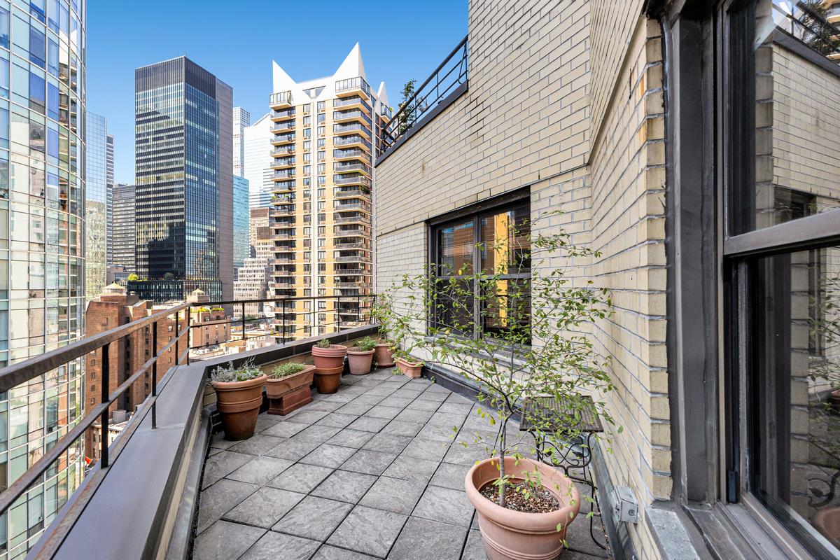 301 East 48th Street, Unit 17F Manhattan, NY 10017 - Photo 13 of 17