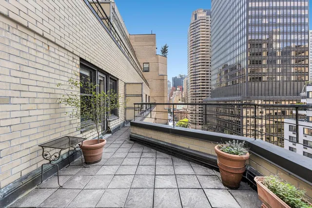 $1,195,000 | 301 East 48th Street, Unit 17F | Midtown East