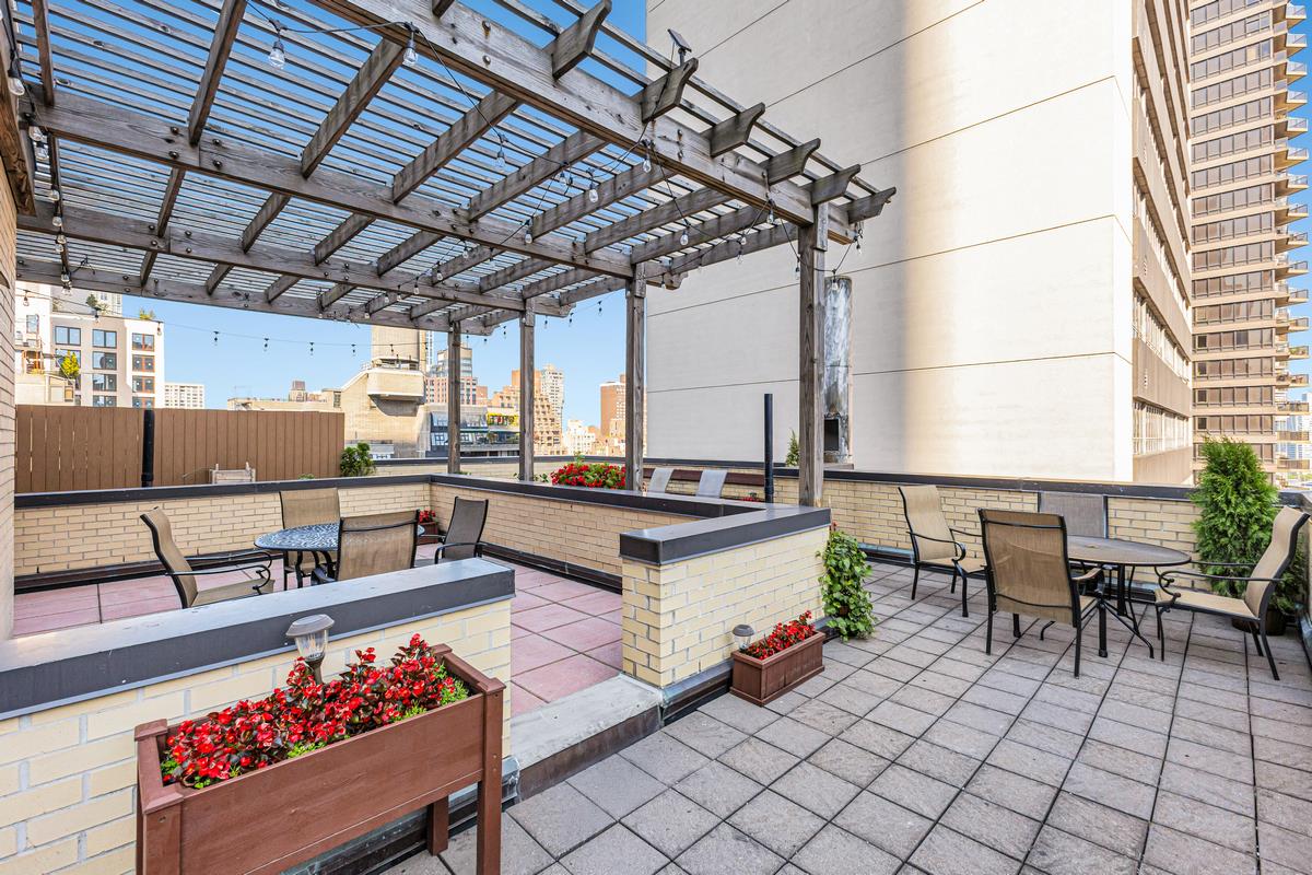 301 East 48th Street, Unit 17F Manhattan, NY 10017 - Photo 15 of 17