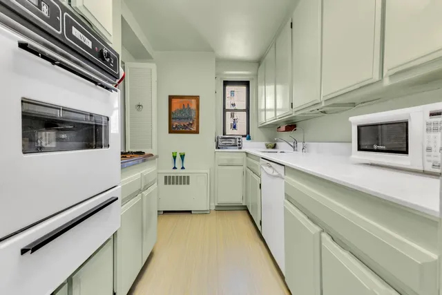 $1,195,000 | 301 East 48th Street, Unit 17F | Midtown East