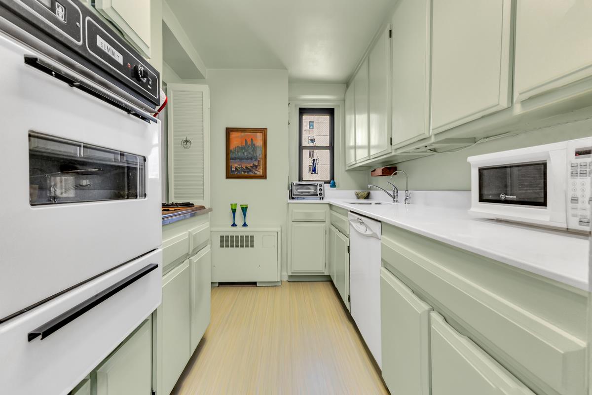 301 East 48th Street, Unit 17F Manhattan, NY 10017 - Photo 8 of 17