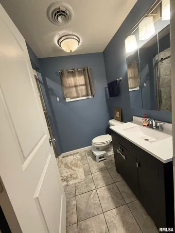 $169,900 | 605 Follis Avenue, Johnston City, IL 62951