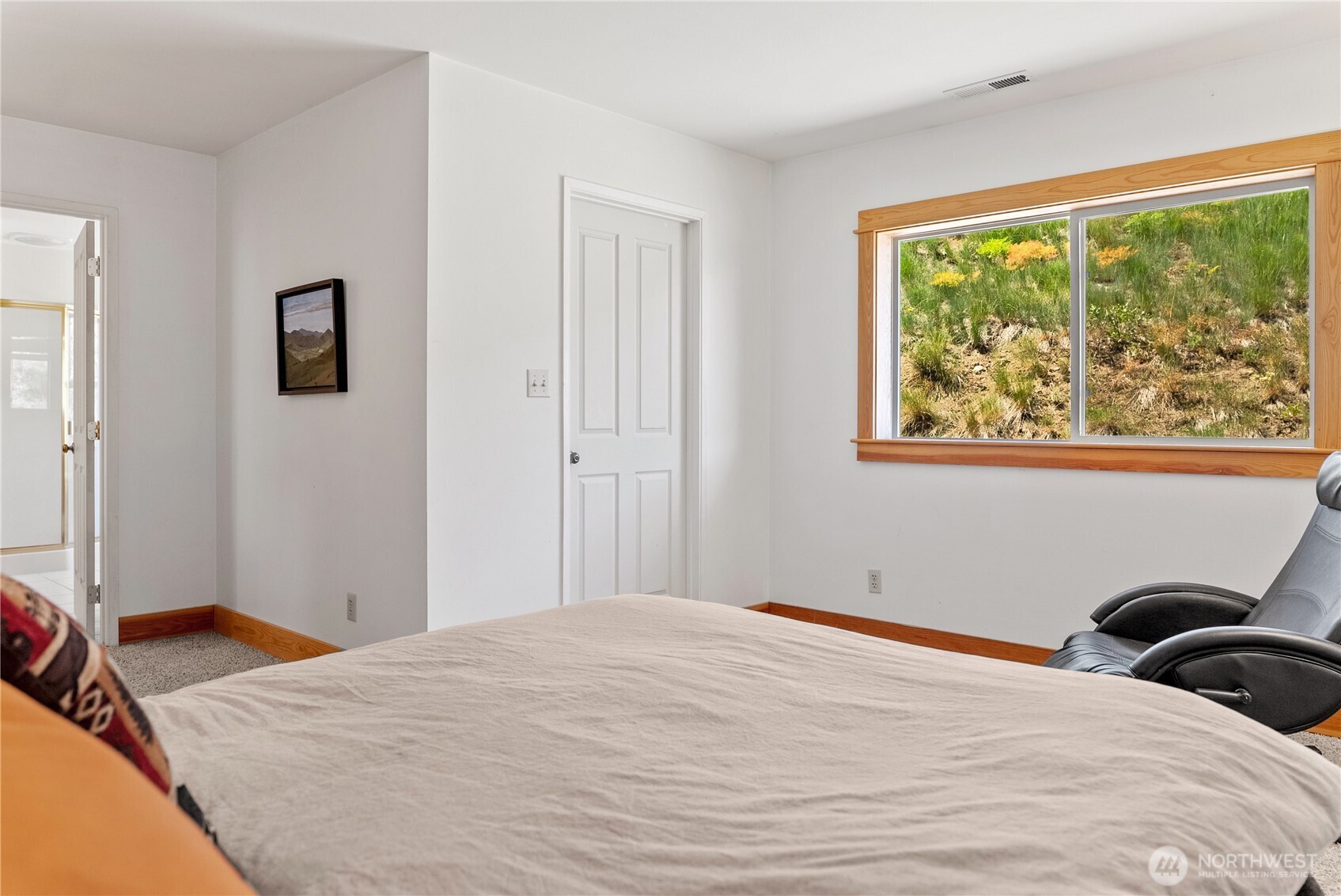 427 Rendezvous Road Winthrop, WA 98862 - Photo 26 of 40 a bedroom with a bed and a window