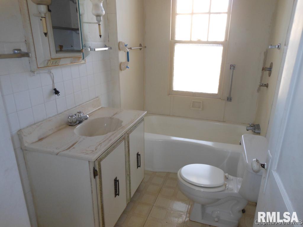 1050 North Summit Avenue Decatur, IL 62522 - Photo 13 of 23