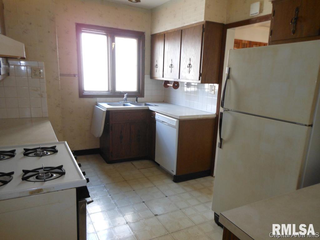 1050 North Summit Avenue Decatur, IL 62522 - Photo 8 of 23