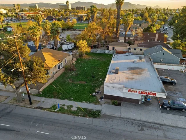an aerial view of a yard with a mountain