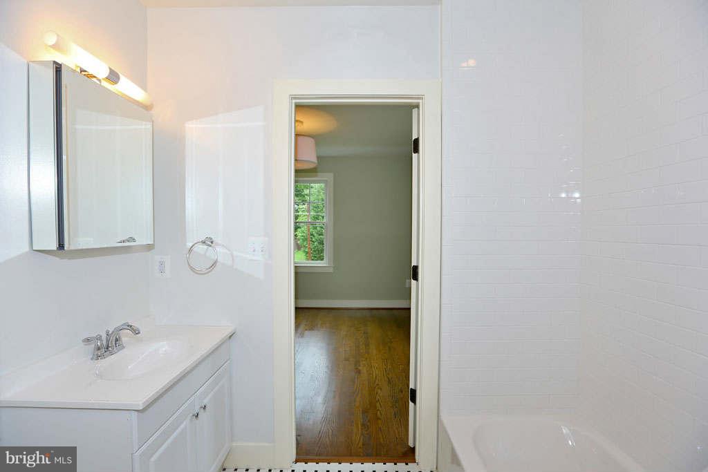 4718 Edgefield Road Bethesda, MD 20814 - Photo 23 of 24 Bath