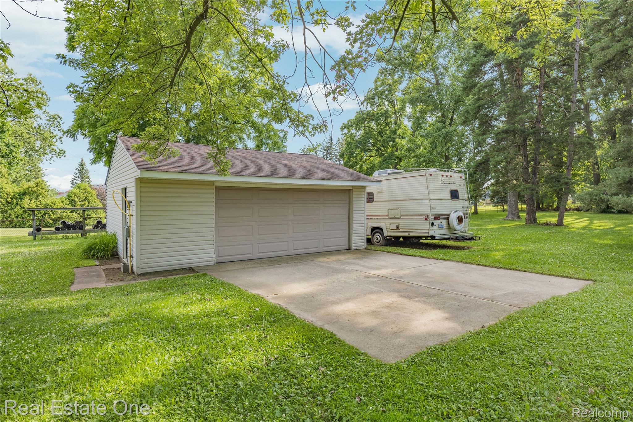 2810 Walbridge Drive Rochester, MI 48307 - Photo 46 of 58 Detached two-car garage with vinyl siding and a concrete driveway