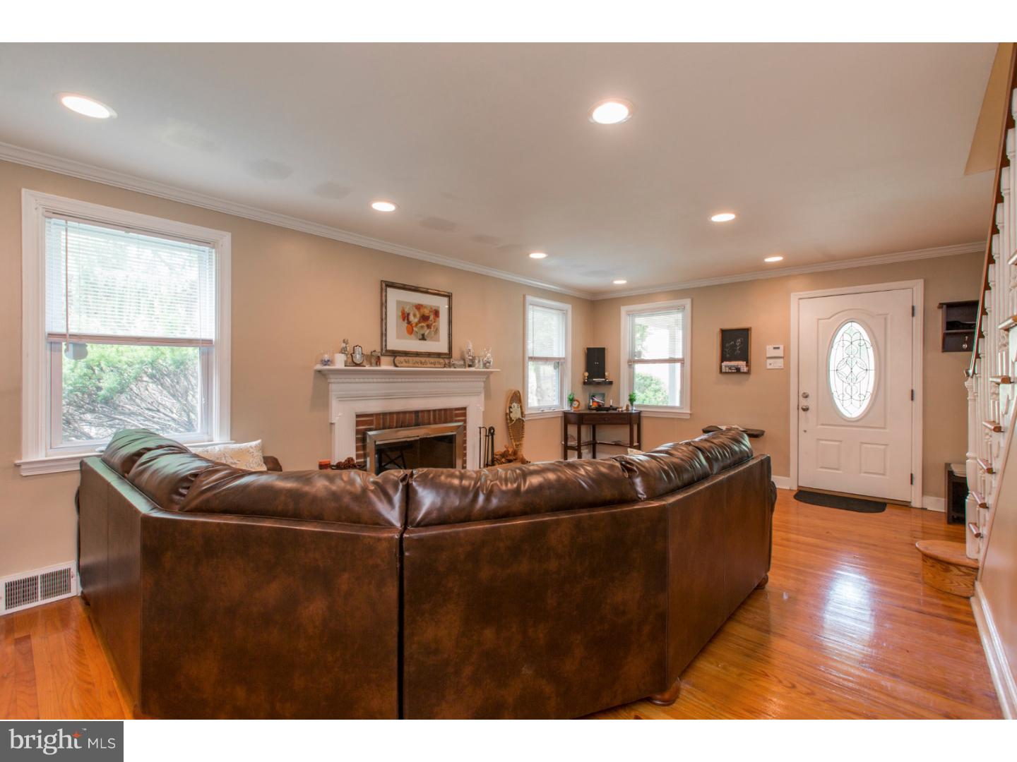 7629 Brookfield Road Cheltenham, PA 19012 - Photo 5 of 25 Living Room