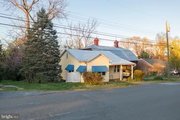 an aerial view of house with yard swimming pool and lake view