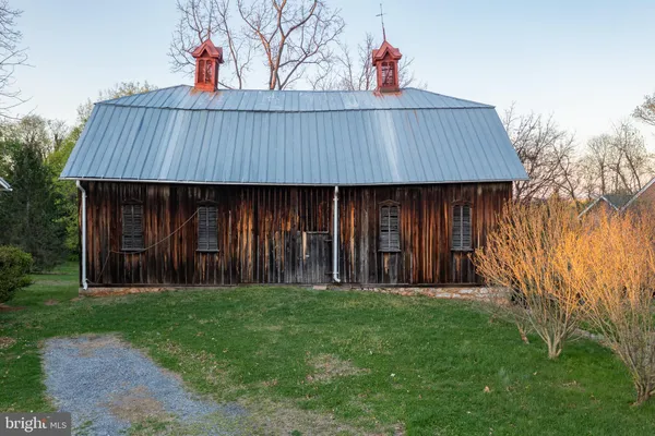 a view of a house with backyard and entertaining space