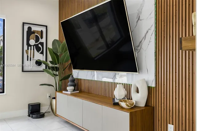 $1,075,000 | 8156 Northwest 43rd Street, Doral, FL 33166