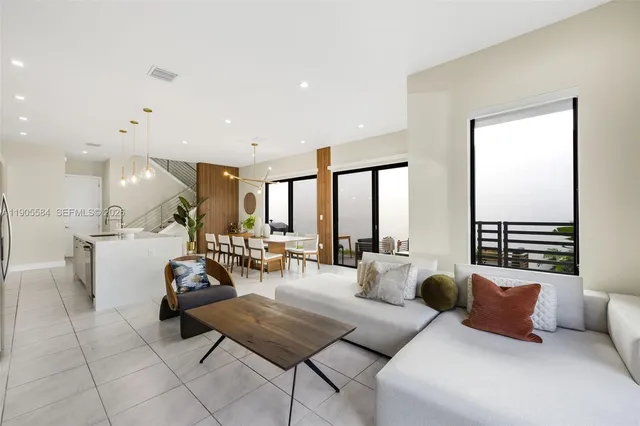 $1,075,000 | 8156 Northwest 43rd Street, Doral, FL 33166