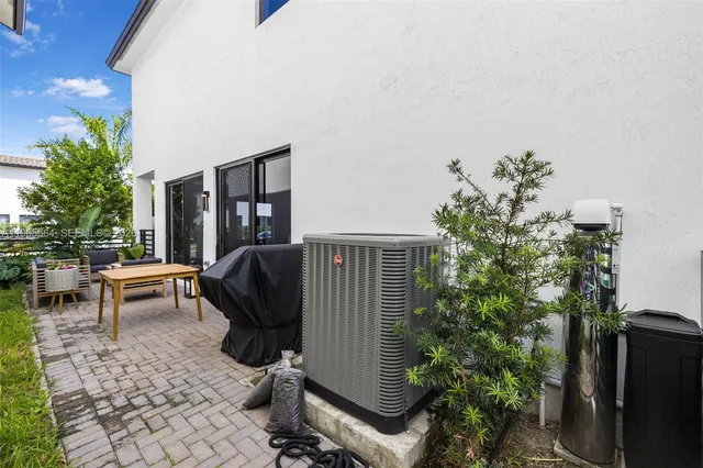 $1,050,000 | 8156 Northwest 43rd Street, Doral, FL 33166