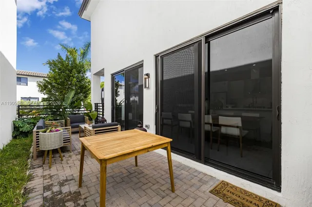 $1,075,000 | 8156 Northwest 43rd Street, Doral, FL 33166