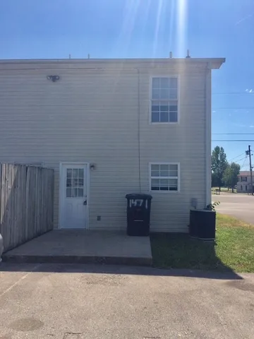 a view of a back yard
