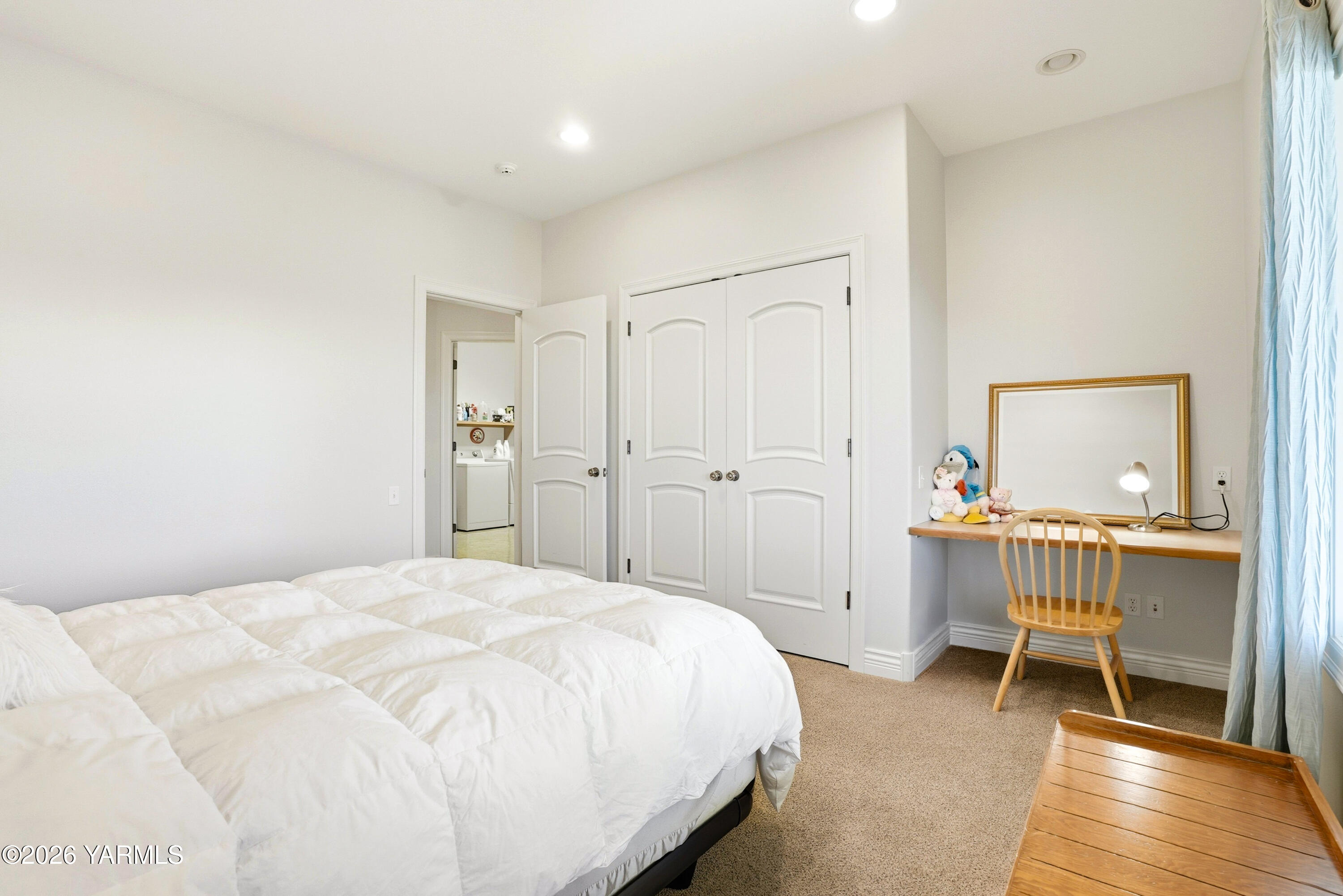 660 Noble Hill Road Yakima, WA 98908 - Photo 39 of 63 a bedroom with a bed and a table