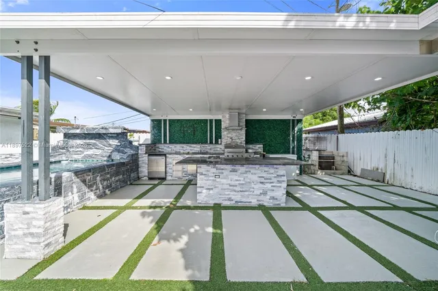 a view of entryway of the house